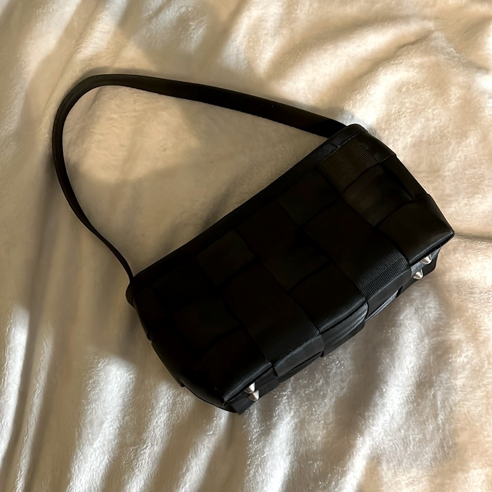 black seatbelt strap purse - Picture 2 of 3